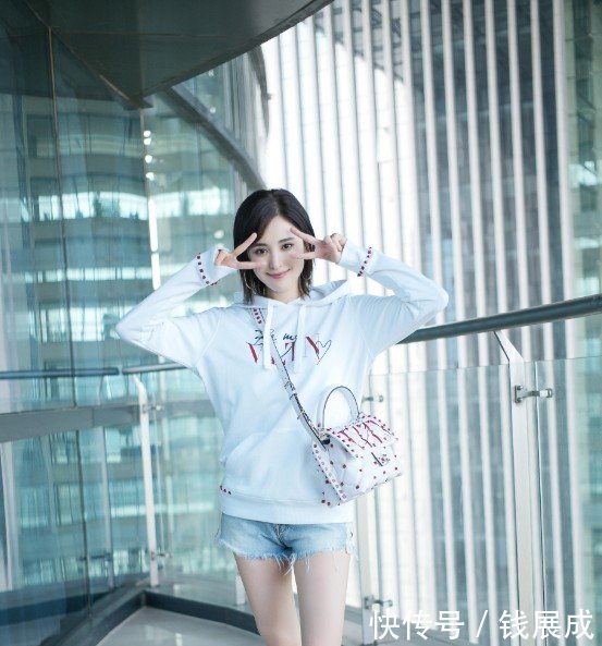 古力娜扎的高跟鞋太另类了,就靠一只筷子撑着好怕它断掉