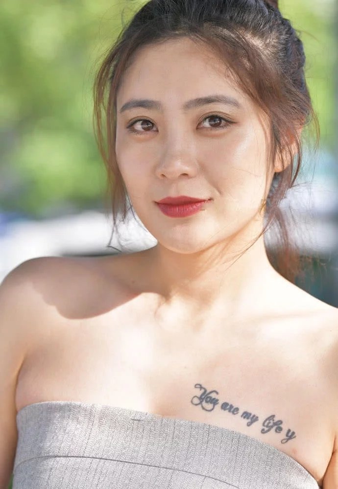 裹胸连衣裙绷住小姐姐风韵的身材，纹身位置恰到好处，下垂也很吸