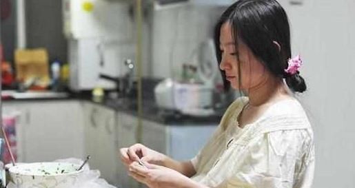 『孕期中的女』怀孕期间这几顿饭十分重要,为了让自己少遭罪,不该吃千万别吃哦