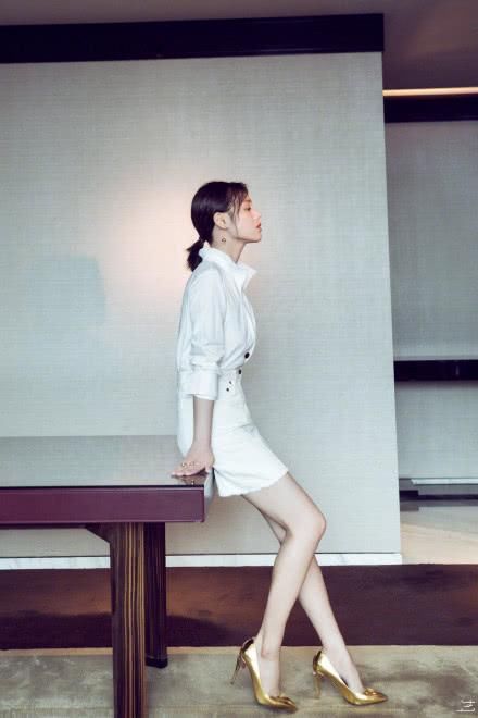 马思纯厉害呀！30岁也敢穿8岁小姑娘短裙，网友：嫩到认不出！