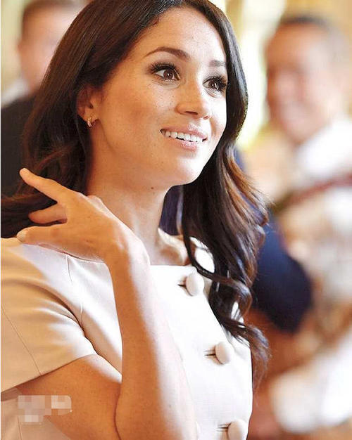 梅根参加王室活动，这一次终于穿对衣服了，可惜发型却成了最大败