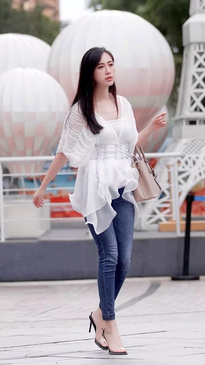 街拍美女:姑娘气质好仙,莫非是在人间渡劫?