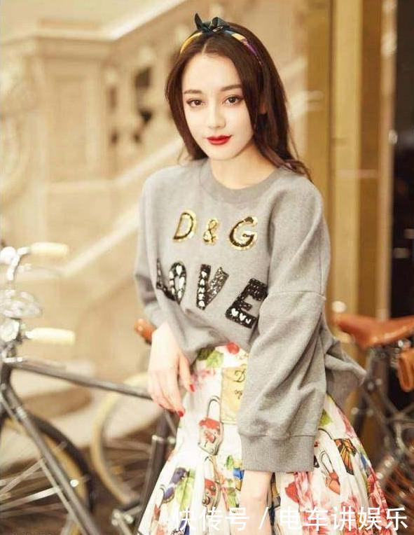 33岁佟丽娅与26岁迪丽热巴，同穿半身印花裙，居然美得不相上下！