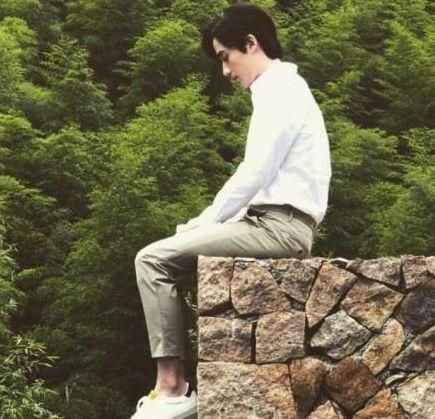 邓伦、朱一龙、蔡徐坤、陈立农同穿白衣，差距一目了然!