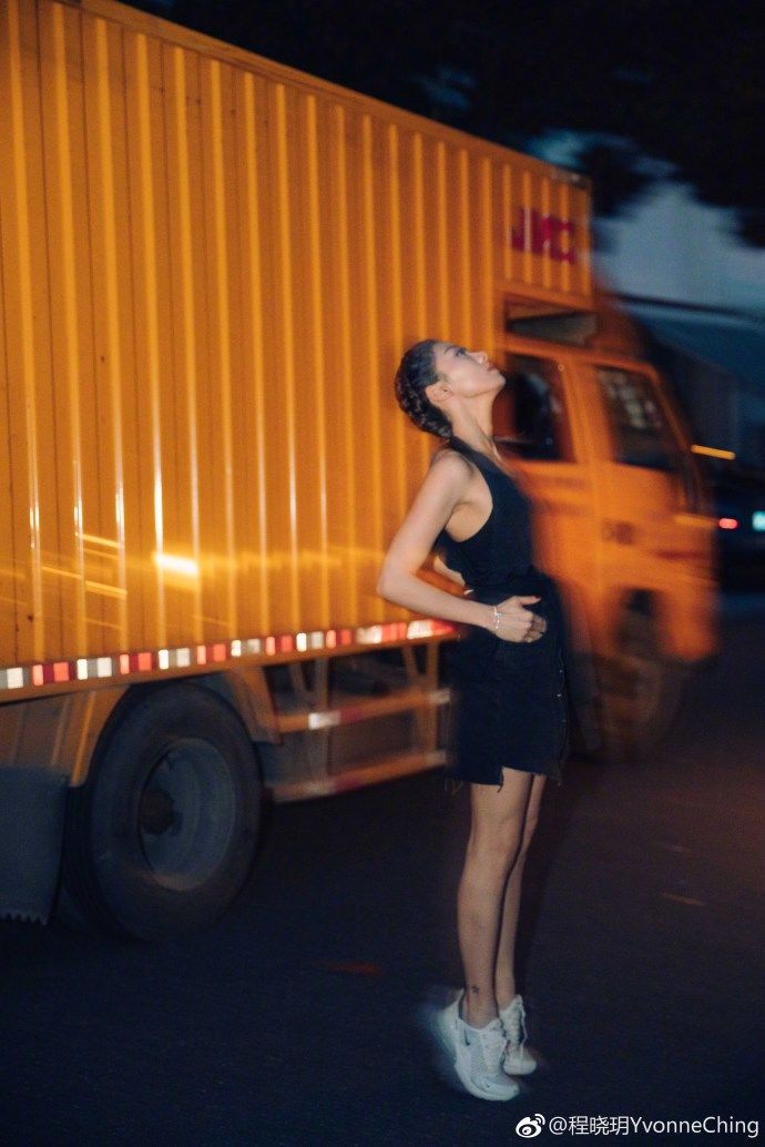 程晓玥晒全新写真美照，好身材逆天长美腿超级吸睛