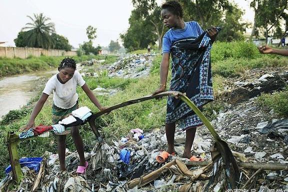 世界上虚荣心最重国家：白天穿名牌戴名表，晚上住茅厕饭都吃不饱