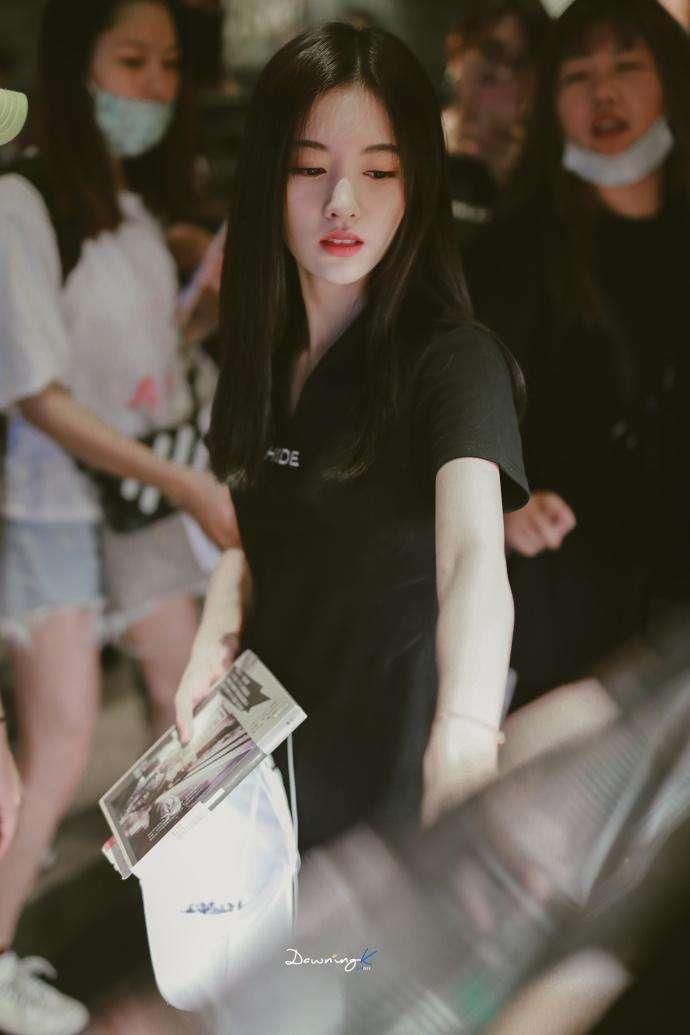 鞠婧祎这颜值厉害了，朴素的连身裙都能穿出高级感，关键还显腿长