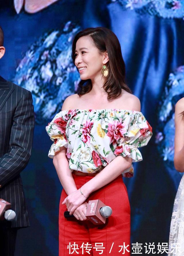 秦岚佘诗曼同台,亮片裙一字肩齐上阵,气质一点不输27岁吴谨言!