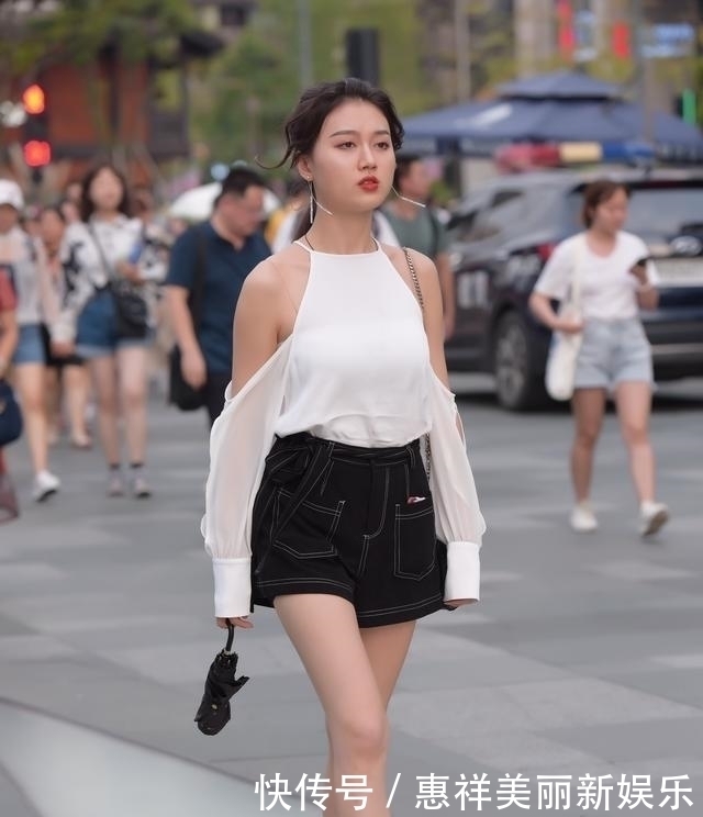 凸显|街拍:小姐姐吊带好细,用与众不同的搭配,凸显精致美感