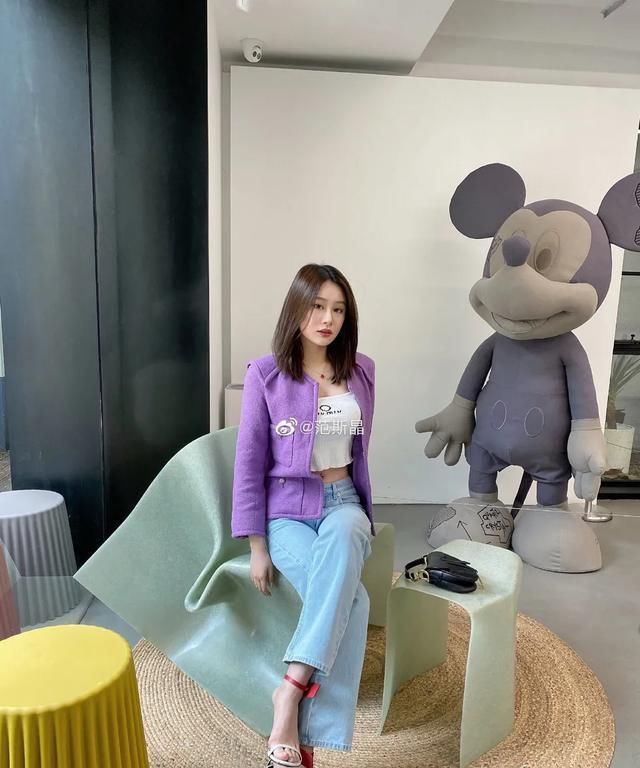 「露脐装」范志毅女儿晒新照,穿露脐装,背名牌包,富二代男友给买万元拖鞋