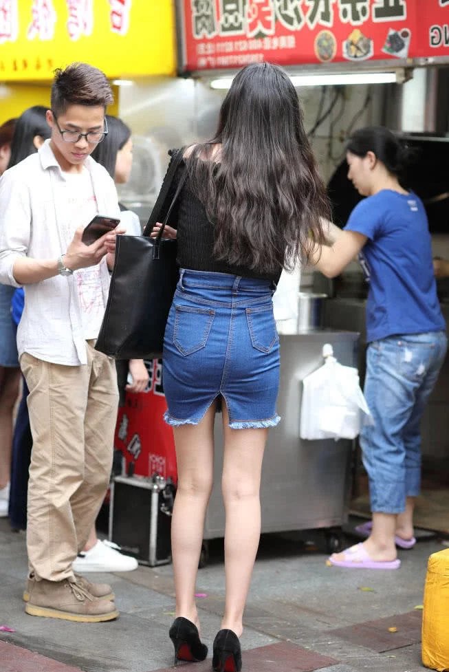 时尚小姐姐逛小吃街，吃的东西太多，坐在路边石凳上怎么都不肯走