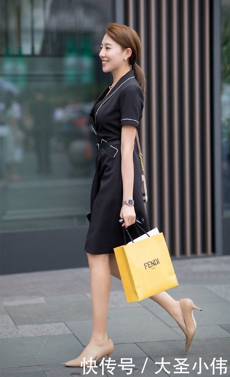  #气质#美女街拍：穿高跟鞋的女生，散发出青春时尚的气息