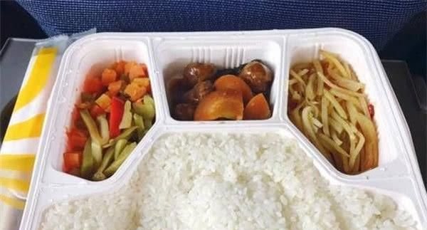 外国人乘坐中国高铁，发现2个缺点，说出中国人不敢说的