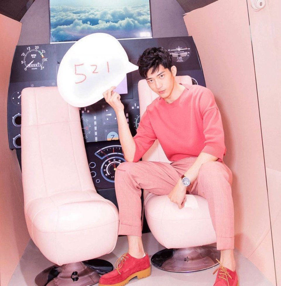 他和你男人一样只穿基本款，为啥他这么时髦?