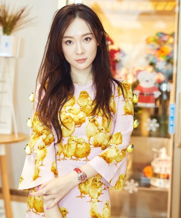 霍思燕的街拍时刻，身着印花连衣裙，长发披肩，优雅迷人的辣妈