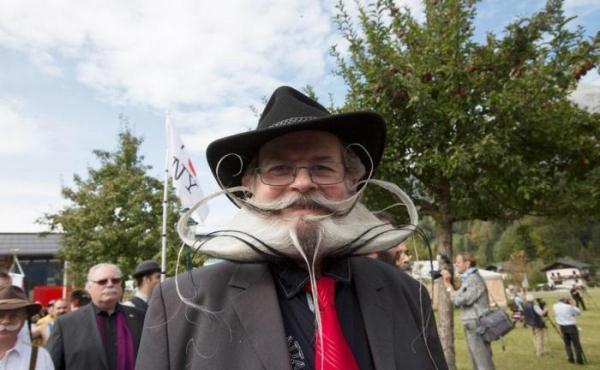 欧洲旅游看到一场美髯大赛，各种奇怪的造型都有，网友：乐喷了！