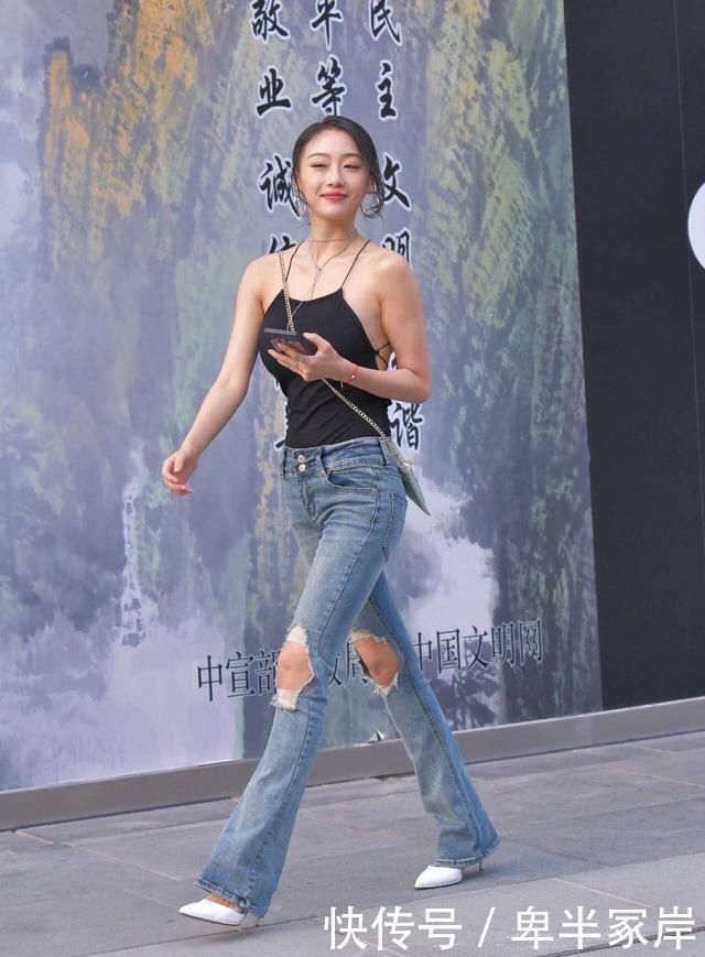 『时髦』开春时节乱穿衣?人手一条的牛仔裤,穿出惬意的时髦感