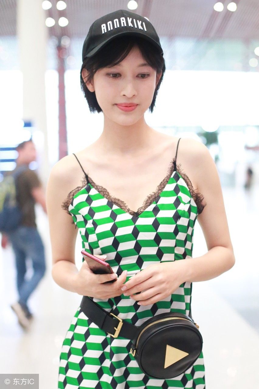 张俪奚梦瑶吊带现身机场，网友:一个俏皮可爱一个气场十足