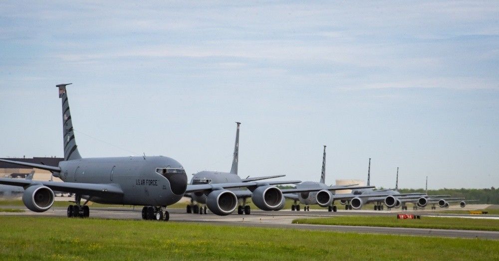 KC-135:不好意思,加油机岗位我要干满100年!