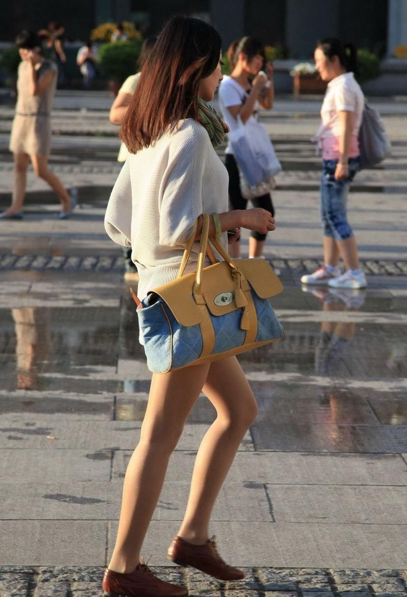 广场街拍丝袜长腿短裤美女，身材姣好气质出众！