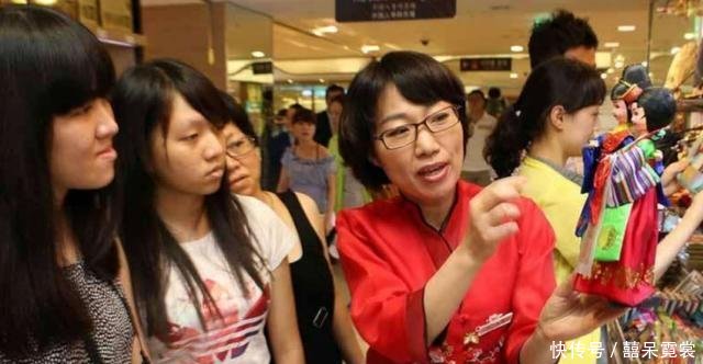 韩国游客到中国疯狂购物，看完他们买的东西，中国大妈都表示无语