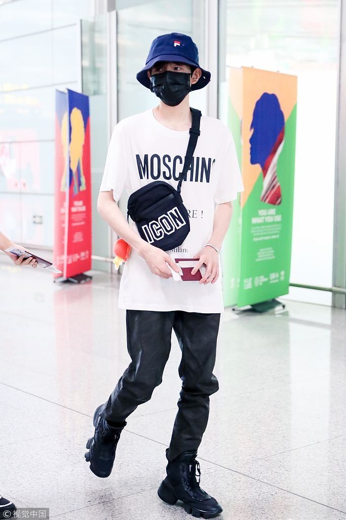 王源白T配渔夫帽显清爽呆萌气质  麻杆腿细过女孩气哭肥宅