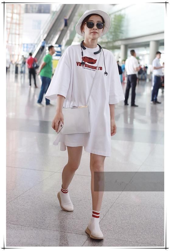 没梅婷的气质真别把T恤当裙子穿，像孟美岐一样穿成大妈就尴尬了