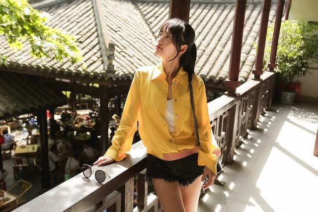 张嘉倪穿吊带背心出街，风一吹尴尬了，网友:看得我强迫症都犯了