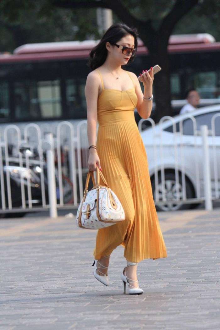 成熟女人穿上吊带裙, 瞬间清爽时尚起来, 释放十足女人味