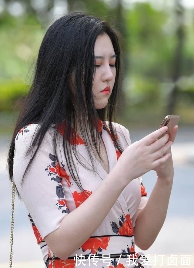 【显微】街拍:面容憔悴的小姐姐,休闲穿搭碎花紧身裙,尽显微胖性感身材