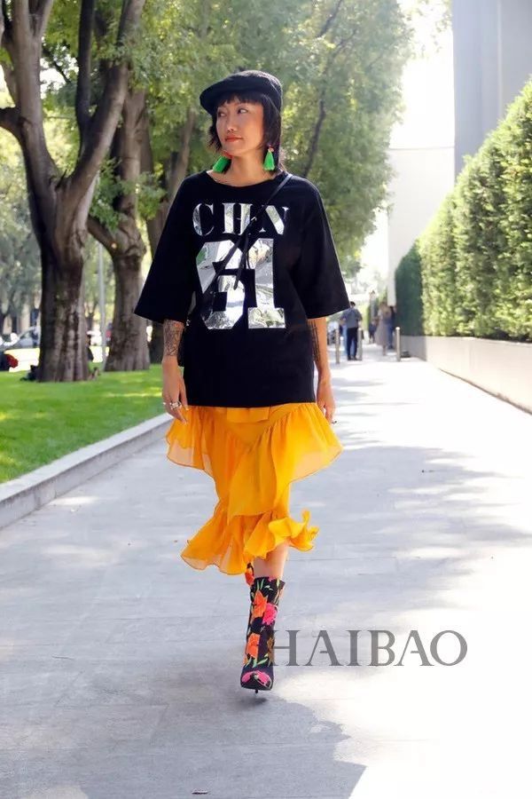 好看| 各种场合都能Hold住的“Tee+过膝裙”，包你时髦一整夏!