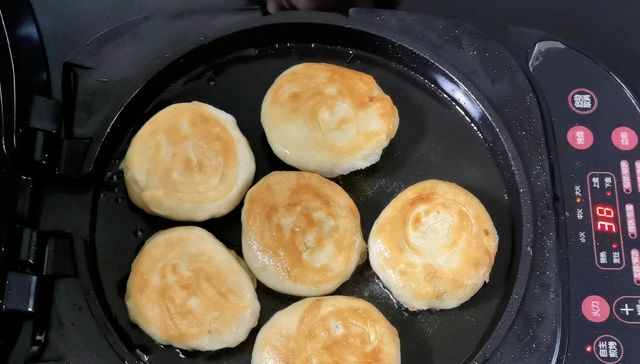  「用手揉成」肉饼这样做最好吃，调馅、和面有秘诀，一抻一拉酥脆多层，太香了