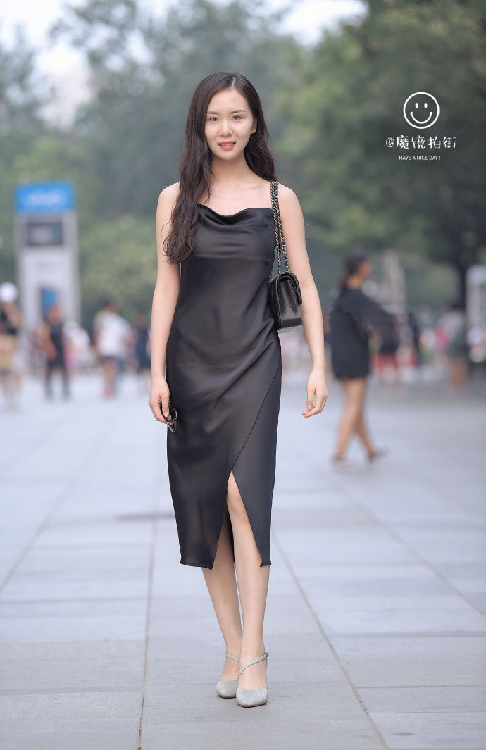 街拍贵州:黑色吊带裙展美足，逛街穿也可以当晚礼服，大方得体!