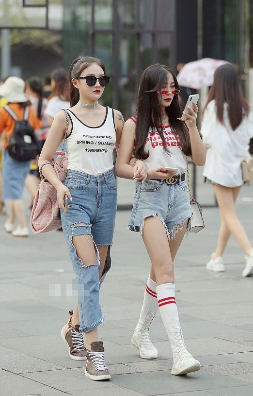 街拍:美女穿超短裤，高颜值上街，回头百分百!