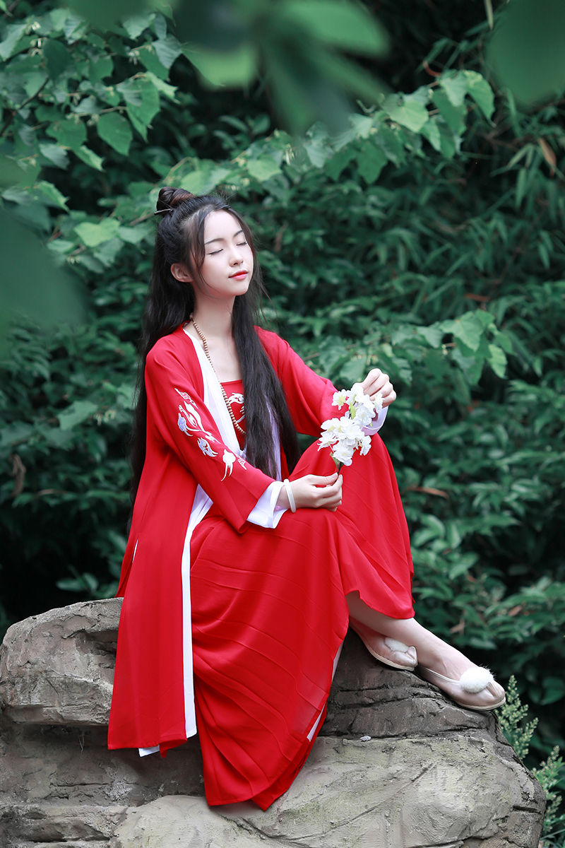 女孩子如果穿上这样一款汉元素“套装”，真就是传说中的小仙女了