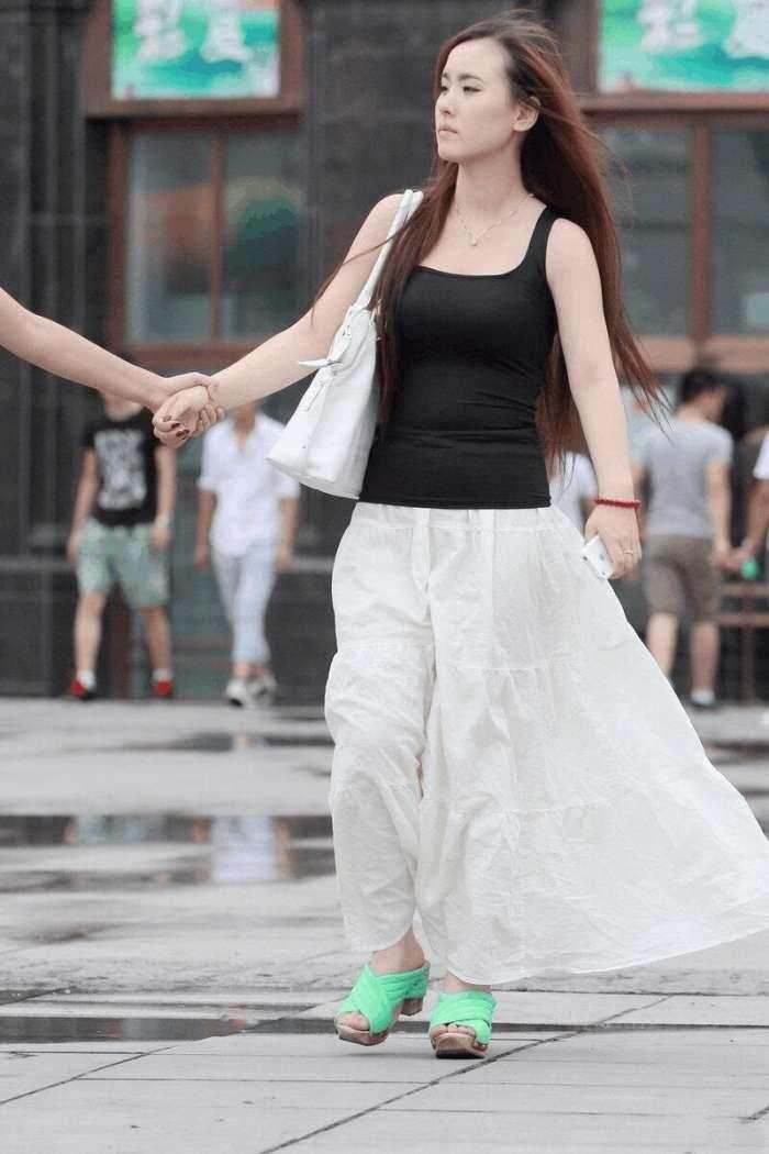 街拍: 露脐装尽显傲人身材, 纤细小蛮腰尽情展现