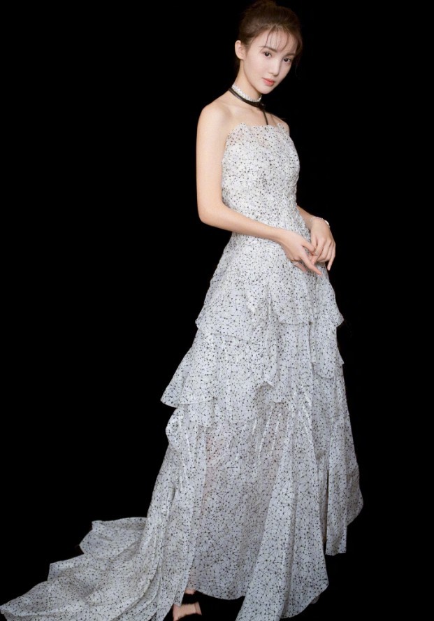 原本以为娄艺潇穿黑裙已经够美了，直到看到了金晨，才知道差距！