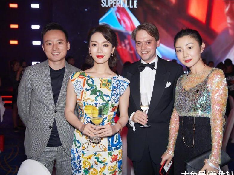 41岁陈数逆生长, 同框白宇像兄妹, 穿花裙撞上热巴也不输!