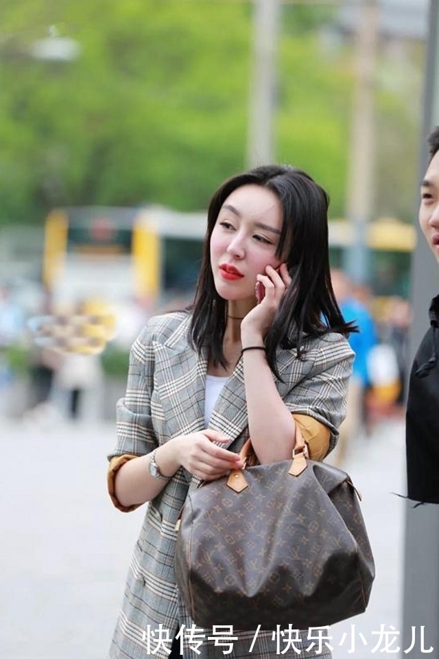 小姐姐|路人街拍,靓女清新的格子裙搭配白色美装,十分的优雅大气