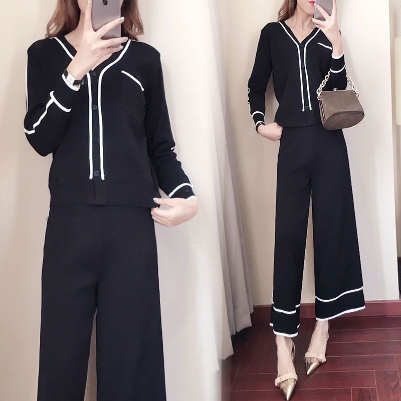 一到秋天针织套装就火了!时尚又修身，40岁老婆穿白嫩像大姑娘