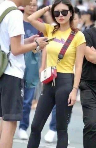 年轻的打底裤辣妈，给人留下了美好记忆，很显时尚！