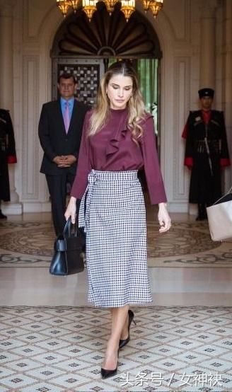 跟王室学职场着装，最美王后拉尼娅的时尚进化