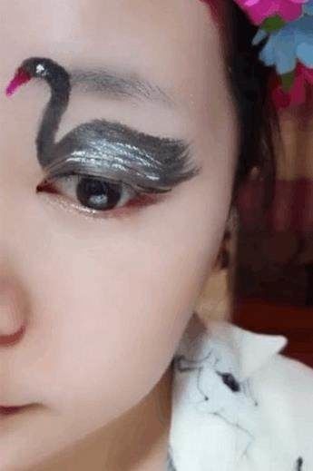 女子将眼皮画成天鹅状，眨巴眼睛的时候，竟是这个效果