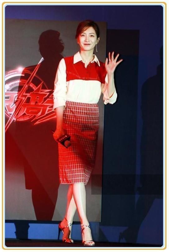 31岁江疏影和30岁李菲儿同穿红色格子裙，这差距何止一个1岁？