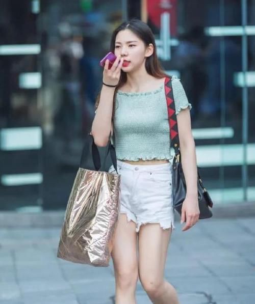  【美女】养眼女神街拍：皮肤白皙的美女，一条黑色的连衣裙，时尚唯美气质