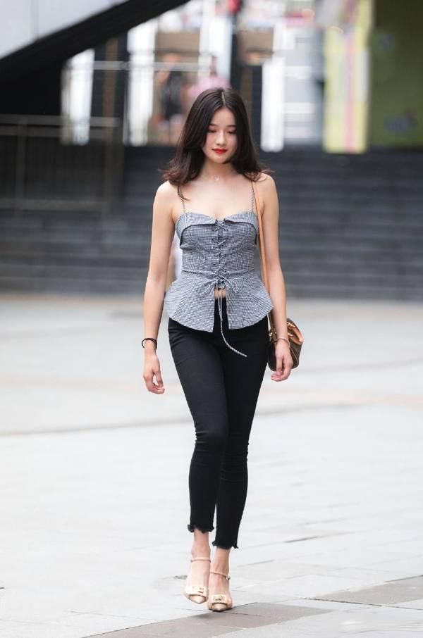街拍：小姐姐肌肤白皙身材苗条，穿着清凉简单，很有气质！