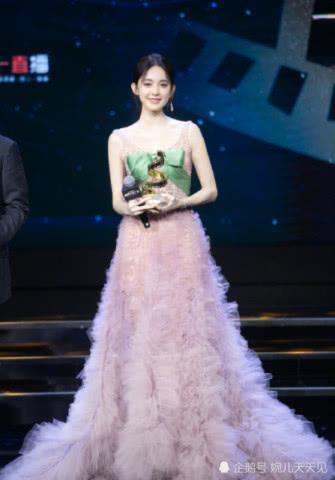 26岁娜扎真会穿，印花裙外面又套了一件小黑裙，时髦到飞起！