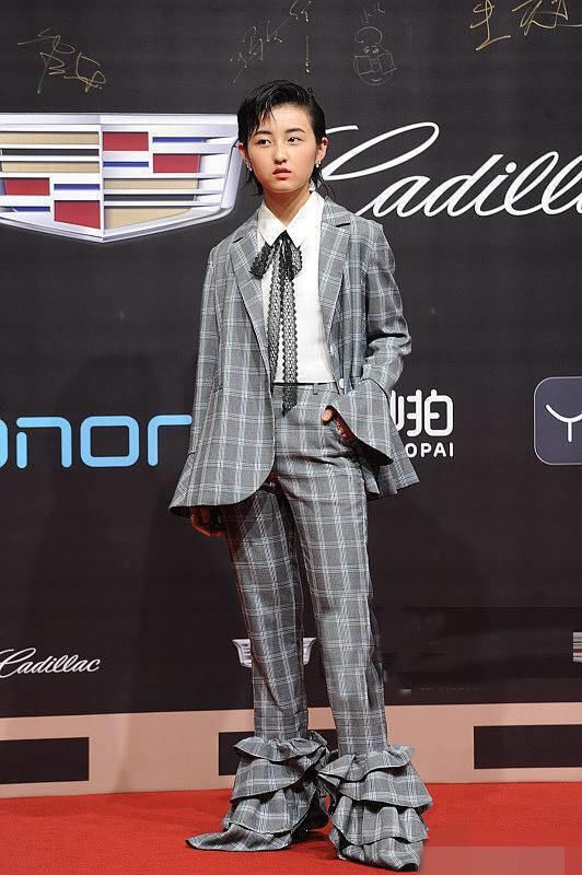 16岁实力派小花频频上热搜，衣服穿成这样，女星中还真是少见