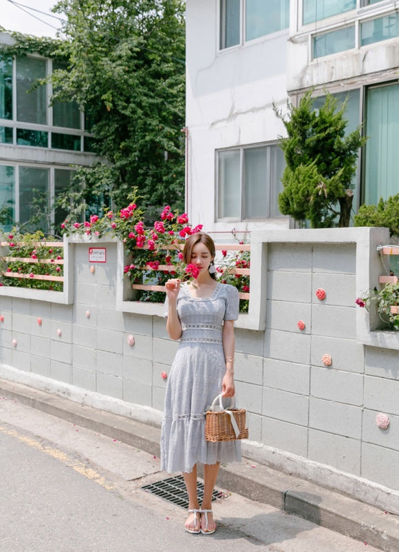 女神孙允珠，明斯克民族花饰波漾淡灰洋裙