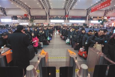 巨变十年间 游子归家路